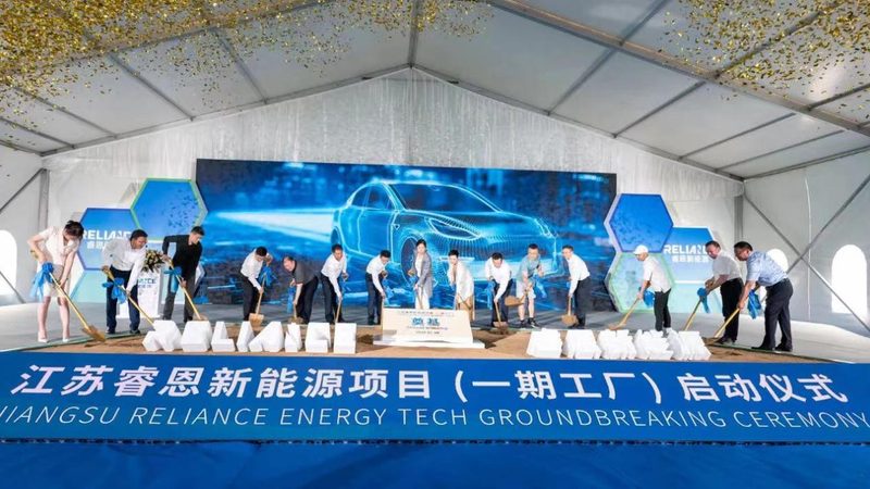 屋顶光伏支架定制材质如何选择，关键在于稳定与耐久